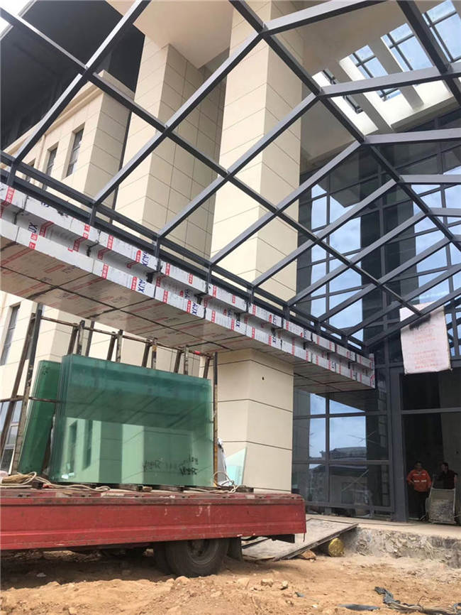 寶雞隴縣玻璃雨棚施工現(xiàn)場